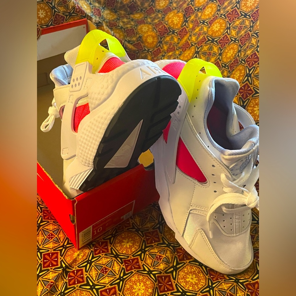 W Nike AIR HUARACHE limited edition women's shoe size 10w and 8.5 men